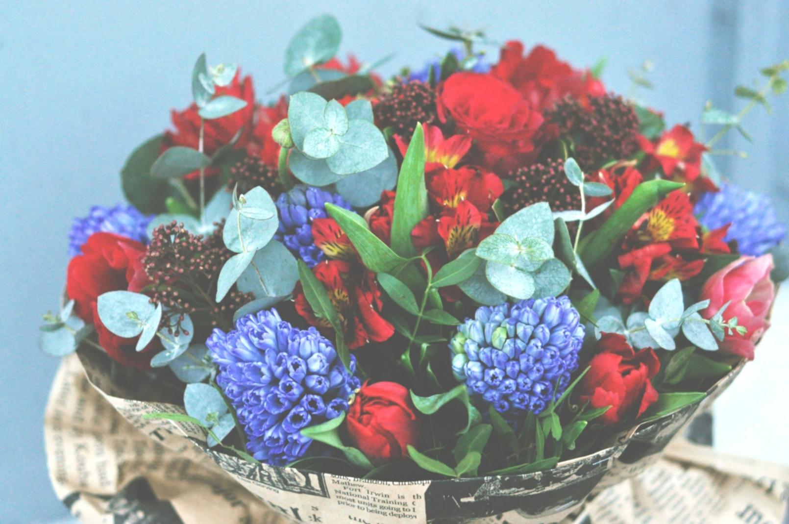 Parallel floristry arrangement demonstrating precise stem alignment and structural technique